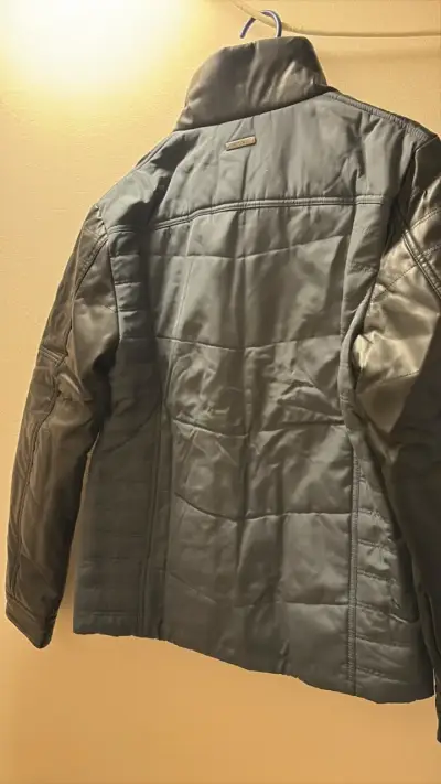 Chaqueta acolchada gris con mangas de cuero - miniatura 2