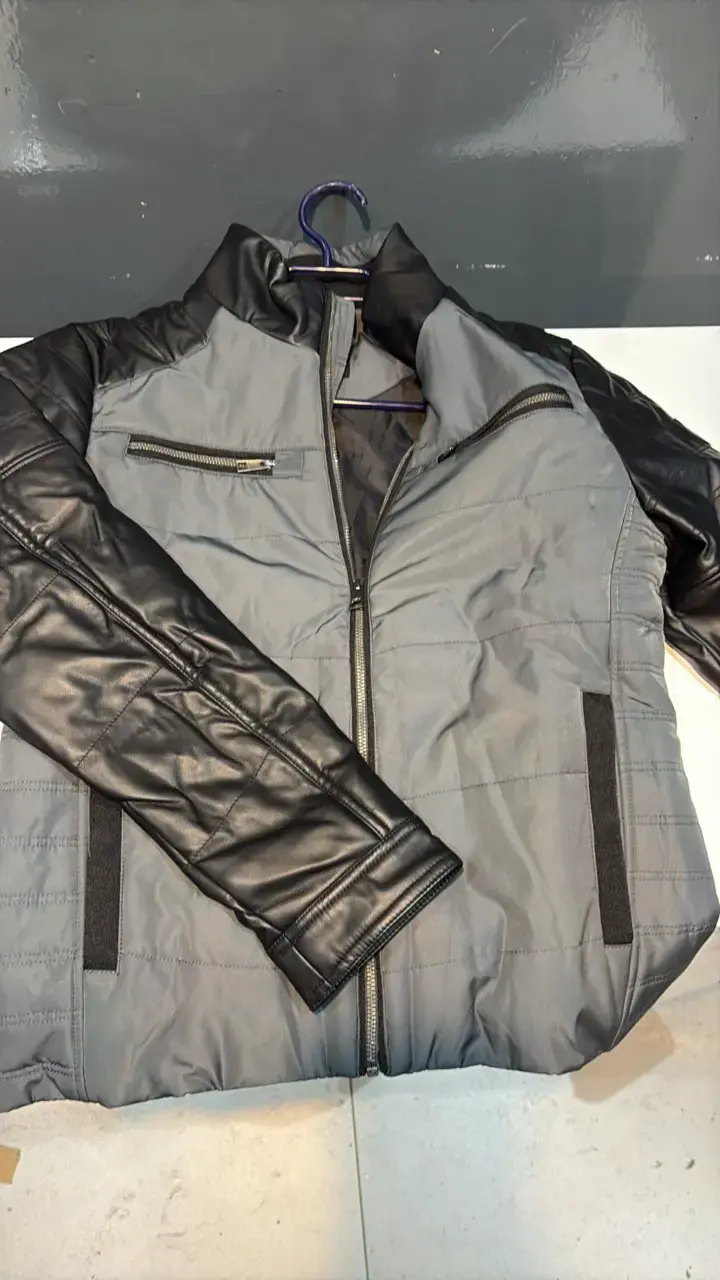 Chaqueta acolchada gris con mangas de cuero - 4