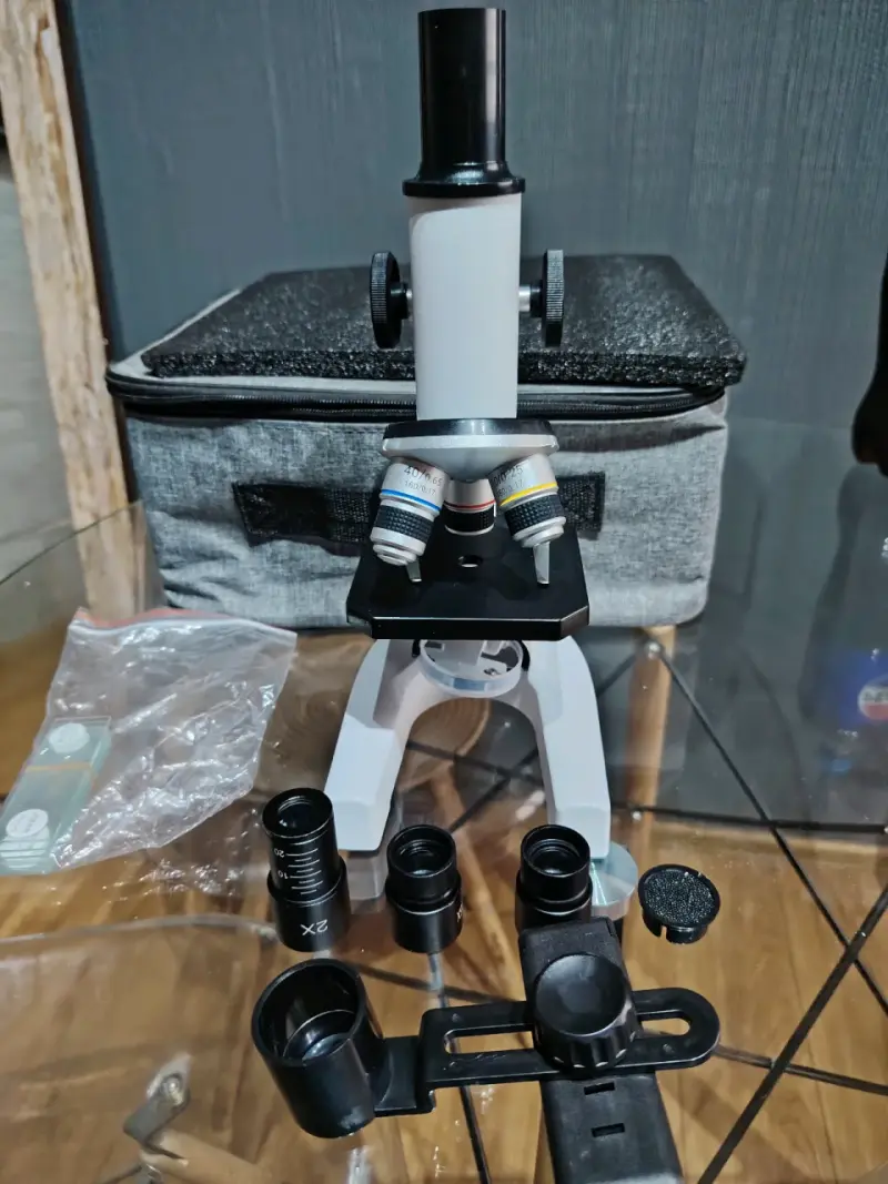 Microscopio óptico con accesorios y estuche - 1