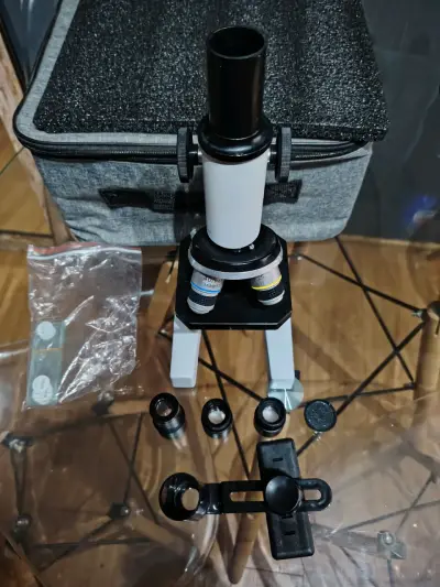 Microscopio óptico con accesorios y estuche - miniatura 2