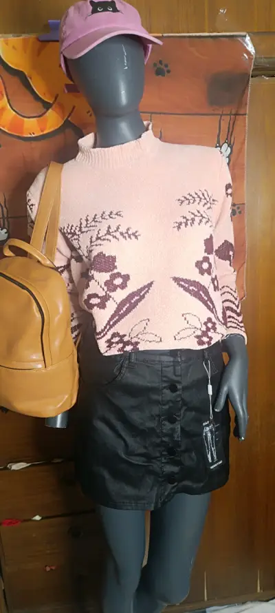 Sweater rosado con diseño floral para mujer - miniatura 1