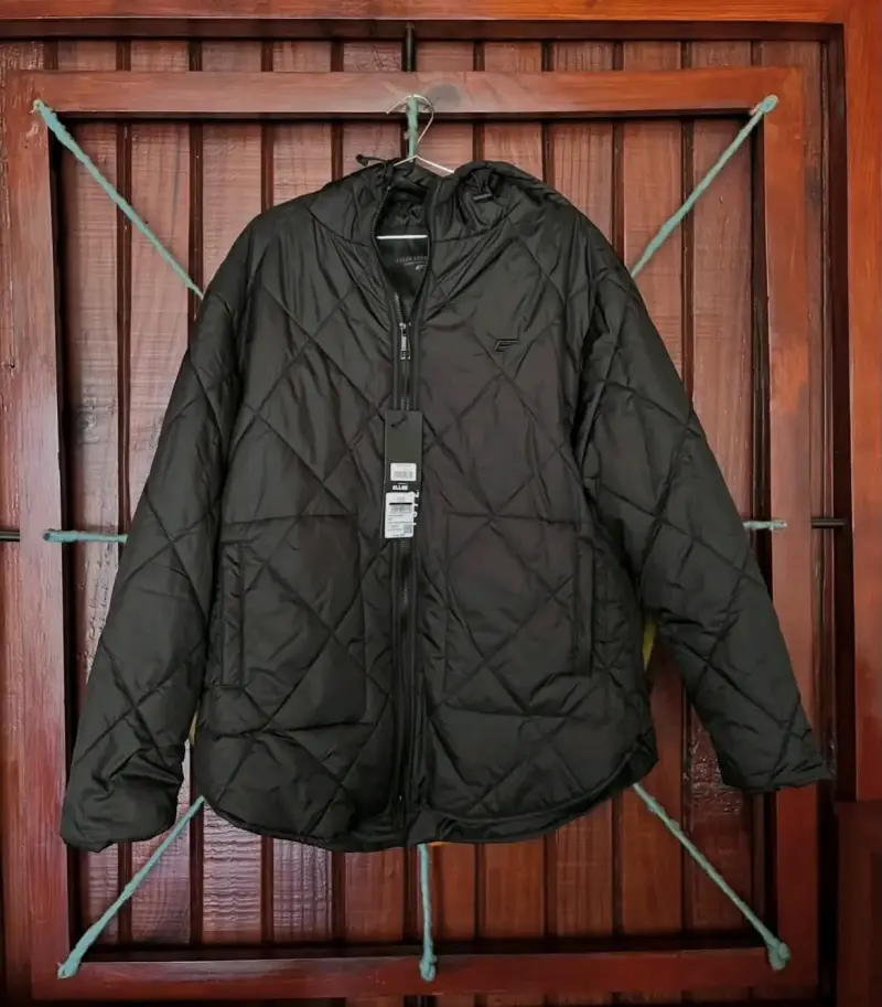 Chaqueta acolchada negra con capucha para hombre