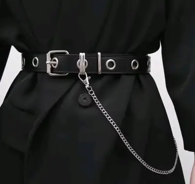 Cinturón de cuero negro con cadena metálica - miniatura 1