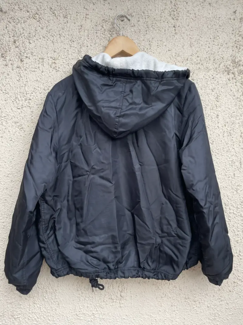 Chaqueta negra con capucha - 2