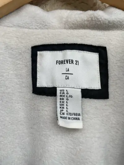 Chaqueta negra con capucha - miniatura 3