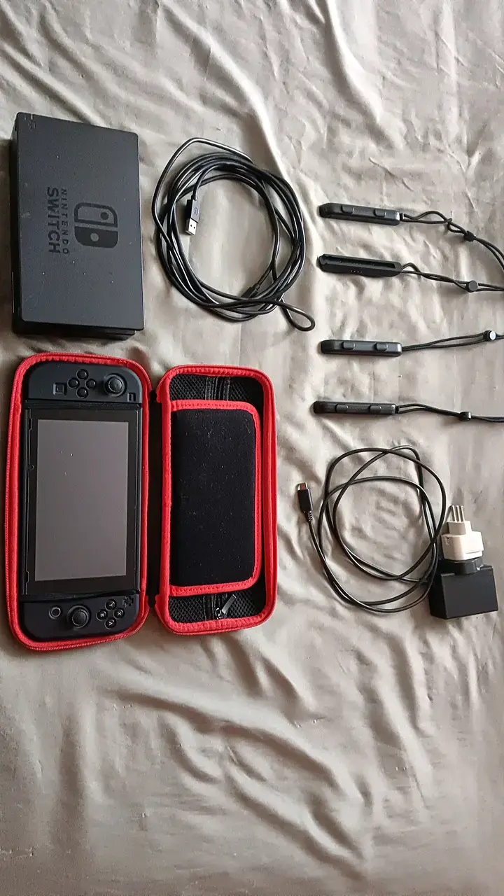 Consola Nintendo Switch+estuche+4 straps - 1