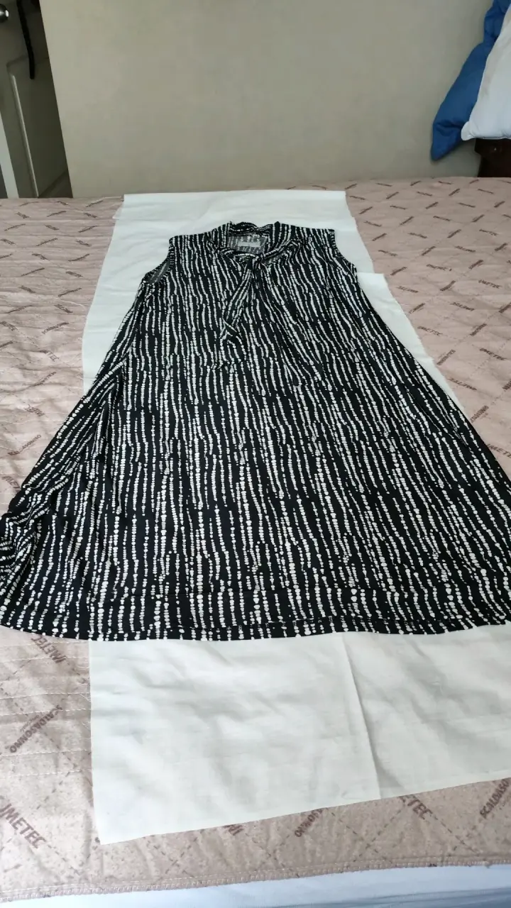 Vestido largo sin mangas estampado blanco y negro