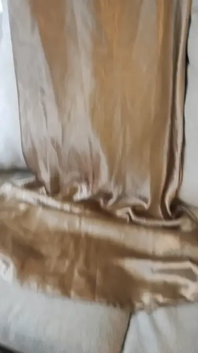 Vestido largo de satén color dorado - miniatura 5