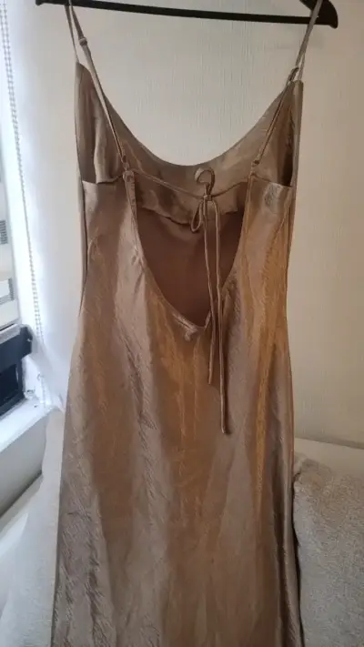 Vestido largo de satén color dorado - miniatura 6