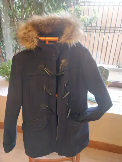 Abrigo de invierno con capucha de piel sintética - miniatura 1