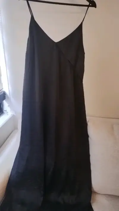 Vestido largo negro elegante para mujer - miniatura 1