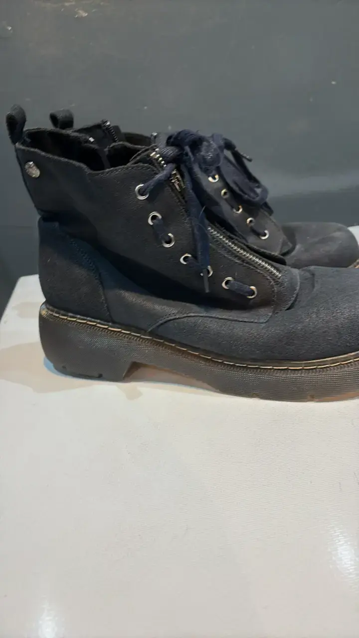 Botines negros de cuero con cierre lateral - 1