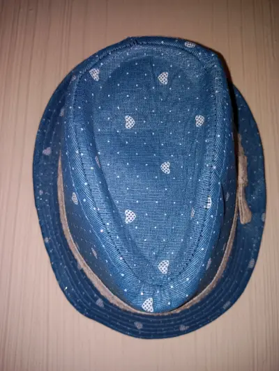 Sombrero de tela azul con corazones - miniatura 1