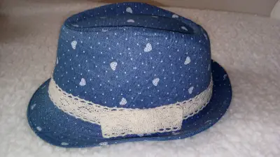 Sombrero de tela azul con corazones - miniatura 4