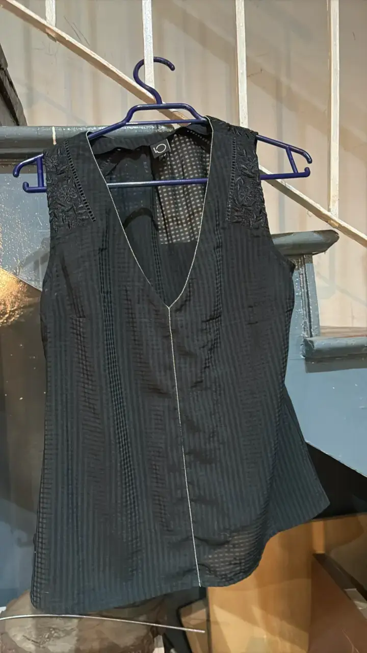 Blusa negra sin mangas con encaje - 1