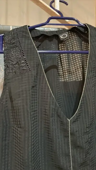 Blusa negra sin mangas con encaje - miniatura 2