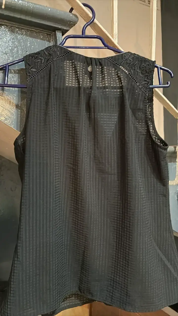 Blusa negra sin mangas con encaje - 3