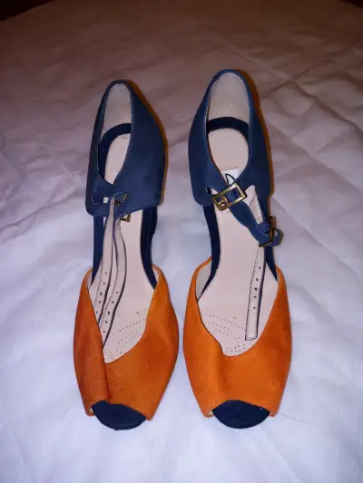 Zapatos de tacón azul y naranja con hebilla - miniatura 1