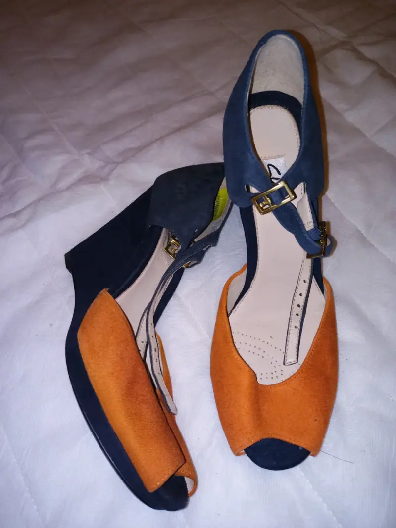 Zapatos de tacón azul y naranja con hebilla - 2