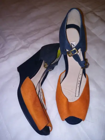 Zapatos de tacón azul y naranja con hebilla - miniatura 2