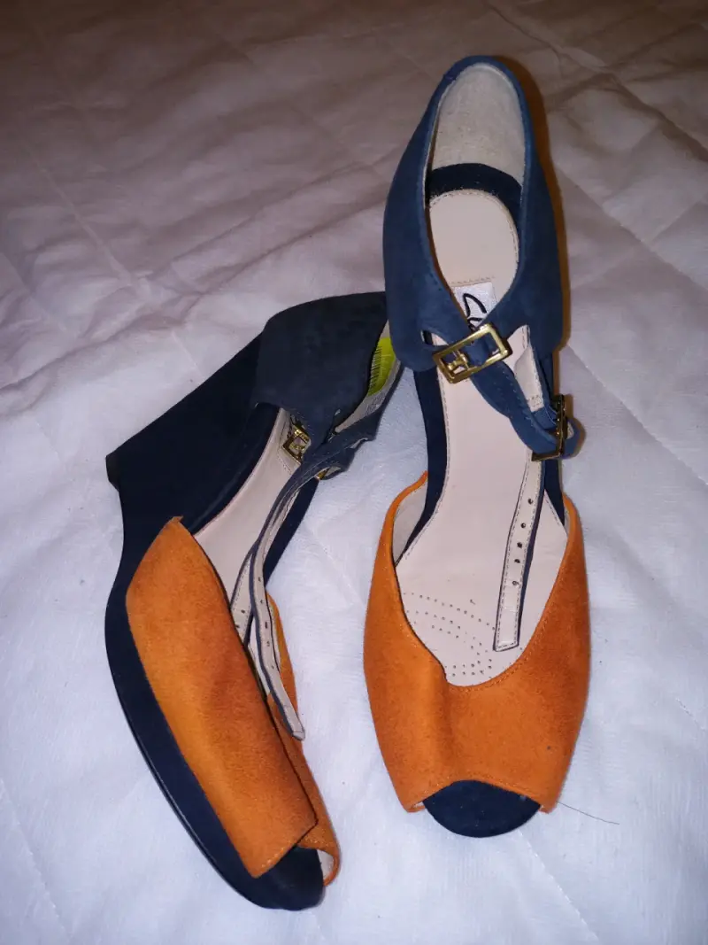 Zapatos de tacón azul y naranja con hebilla - 3