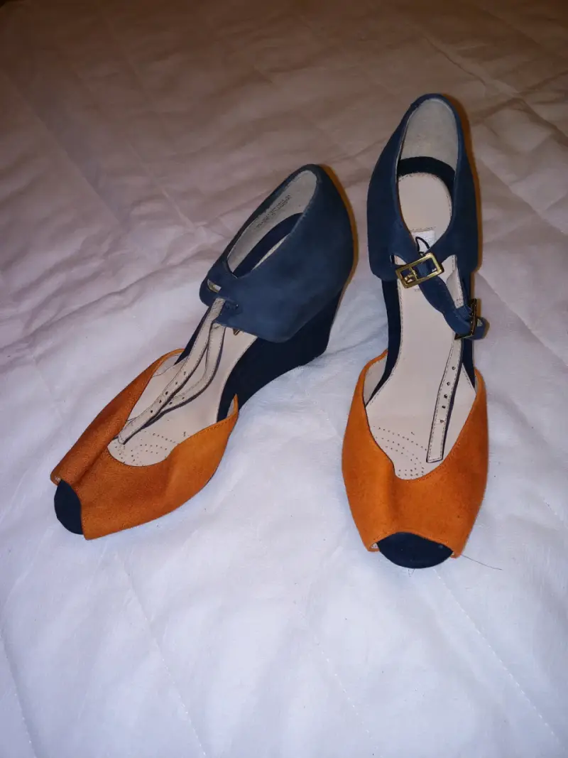 Zapatos de tacón azul y naranja con hebilla - 4