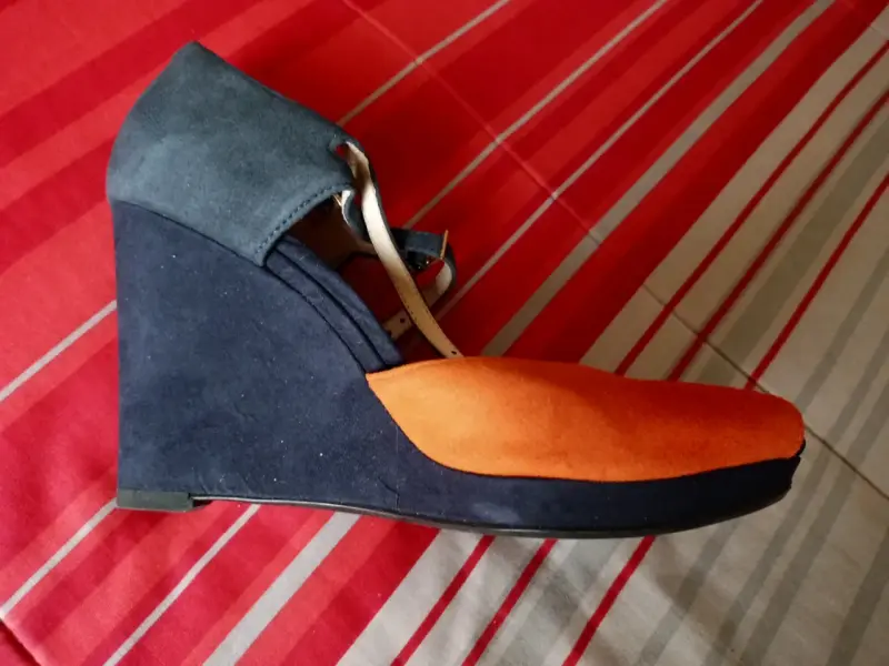 Zapatos de tacón azul y naranja con hebilla - 5