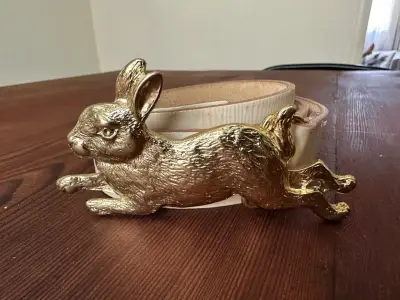 Cinturón de cuero con hebilla de conejo dorado - miniatura 1