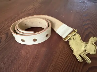 Cinturón de cuero con hebilla de conejo dorado - miniatura 2