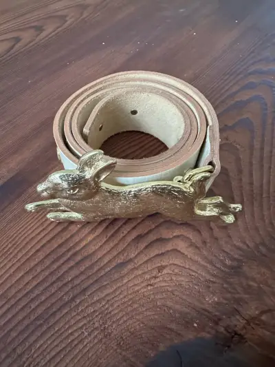 Cinturón de cuero con hebilla de conejo dorado - miniatura 3