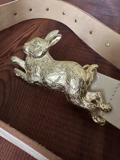 Cinturón de cuero con hebilla de conejo dorado - miniatura 4