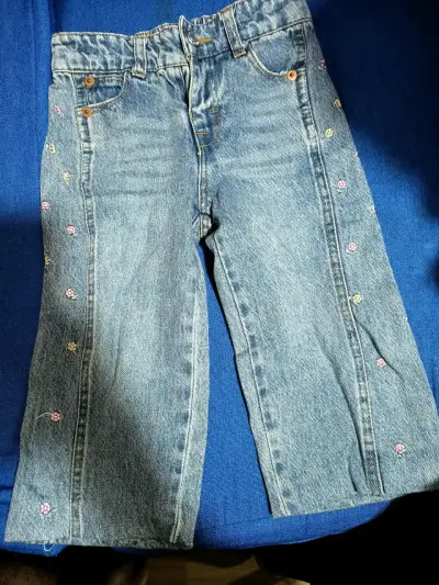 Jeans de niña con bordado floral - miniatura 1