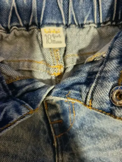 Jeans de niña con bordado floral - miniatura 2