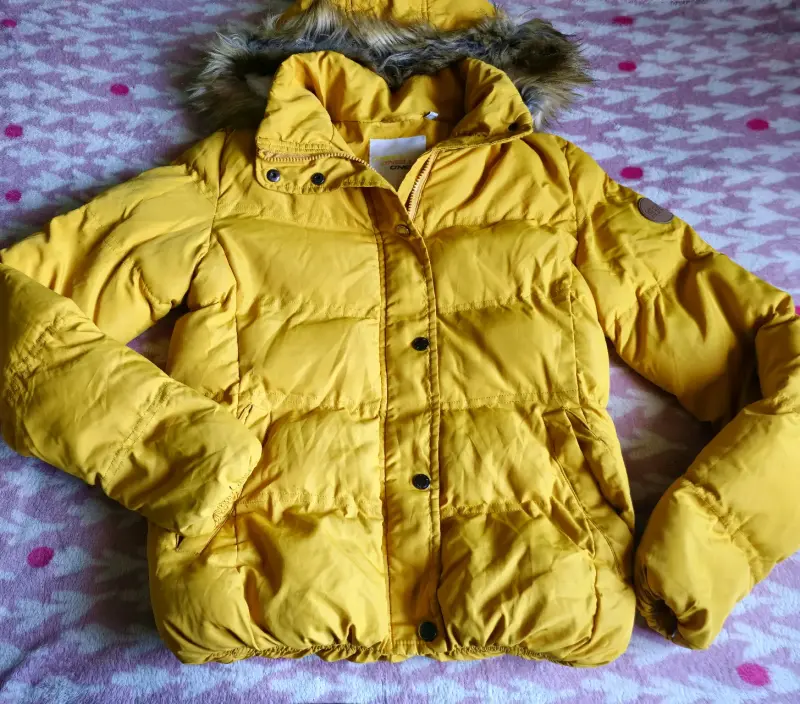 Chaqueta acolchada amarilla con capucha