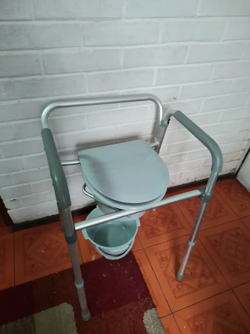 Silla de baño portátil con cubeta - 1