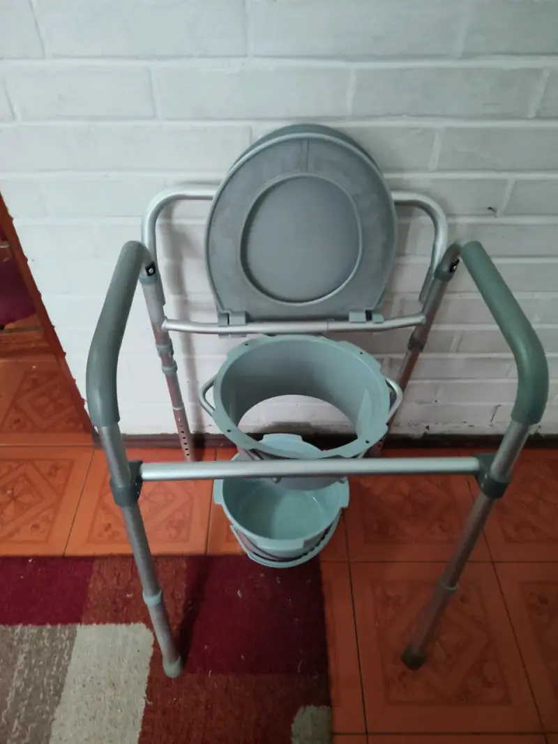 Silla de baño portátil con cubeta - 2