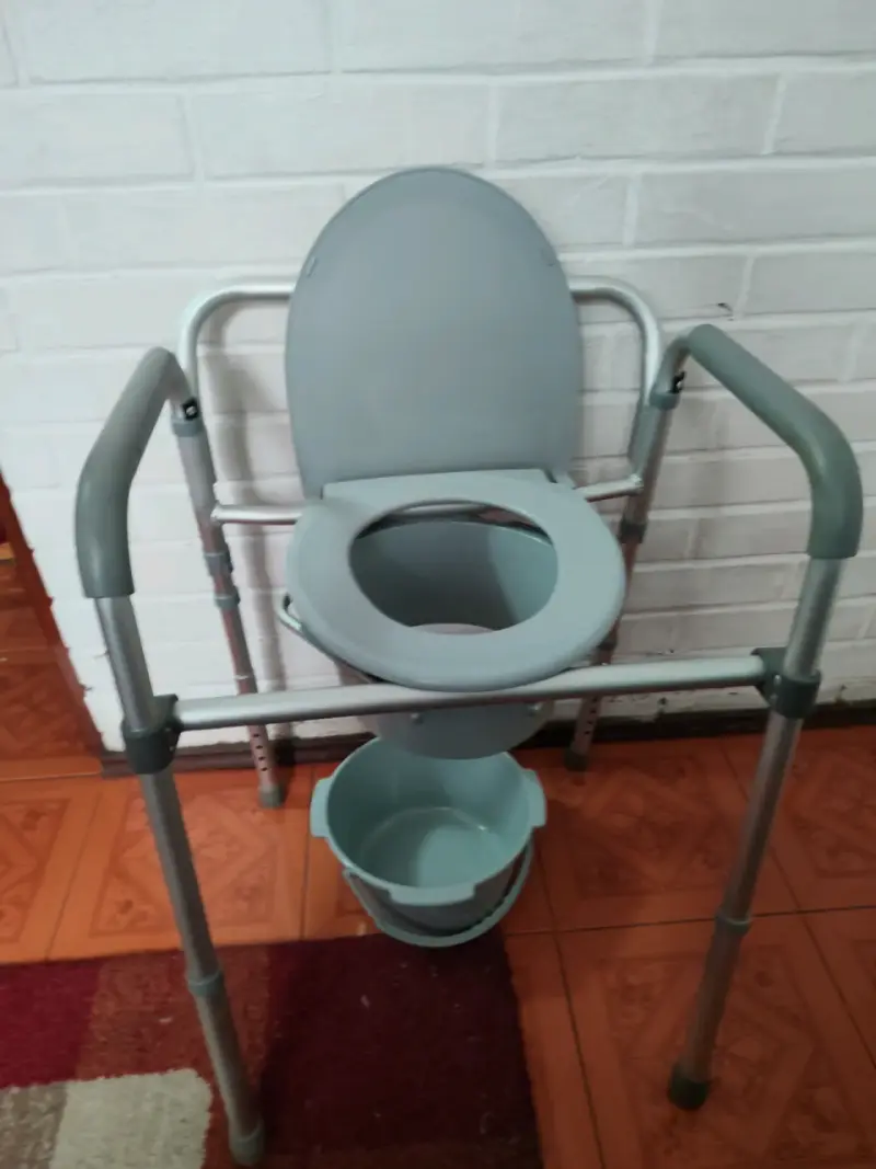 Silla de baño portátil con cubeta - 3