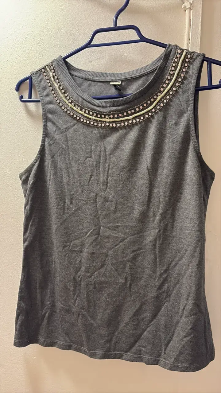Polera sin mangas gris con detalles brillantes