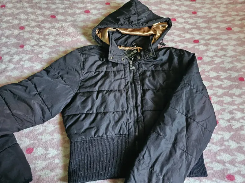 Chaqueta acolchada negra con capucha - 1