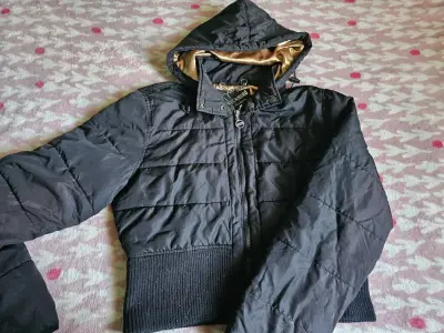 Chaqueta acolchada negra con capucha - miniatura 1
