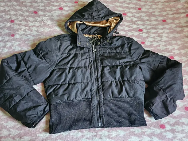 Chaqueta acolchada negra con capucha - 2