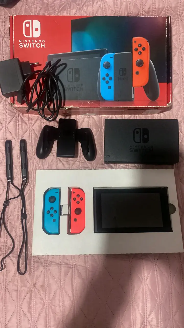 Consola Nintendo Switch con Joy-Con rojo y azul - 1