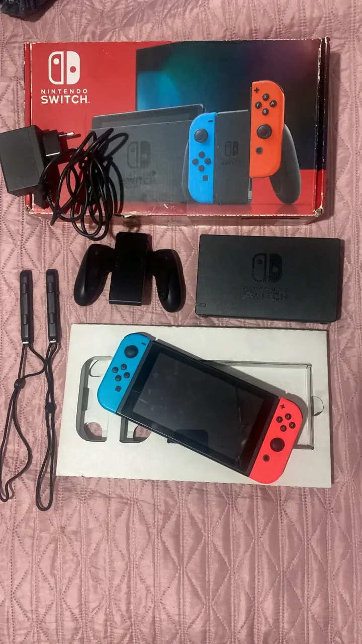 Consola Nintendo Switch con Joy-Con rojo y azul - 2