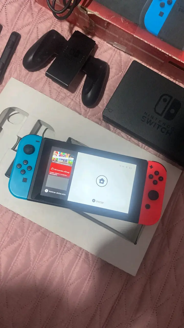 Consola Nintendo Switch con Joy-Con rojo y azul - 3