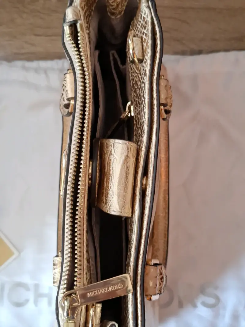 Bolso Michael Kors dorado con textura de serpiente - 2