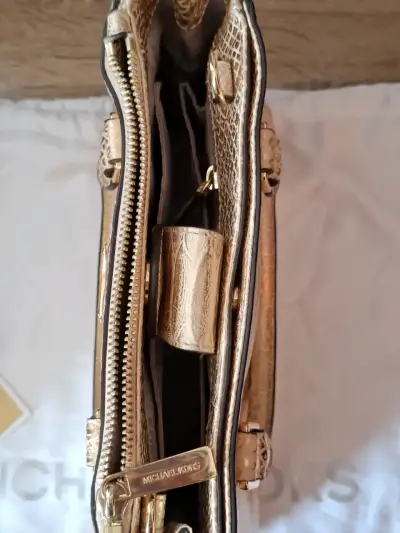 Bolso Michael Kors dorado con textura de serpiente - miniatura 2