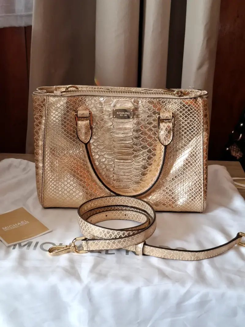 Bolso Michael Kors dorado con textura de serpiente - 3