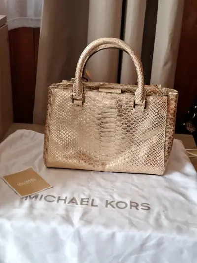 Bolso Michael Kors dorado con textura de serpiente - miniatura 4