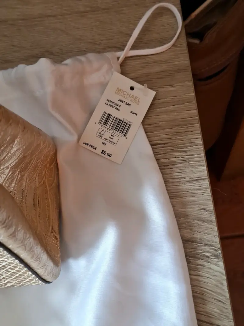Bolso Michael Kors dorado con textura de serpiente - 5