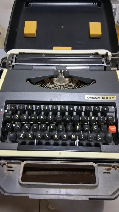 Máquina de escribir Omega 1300F vintage - miniatura 1